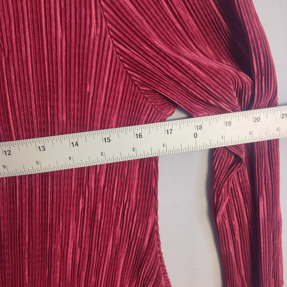 Jennie & Marlis Burgundy Pleated Grommet V-Neck Sharkbite Hem Tunic Top Medium - Picture 6 of 9